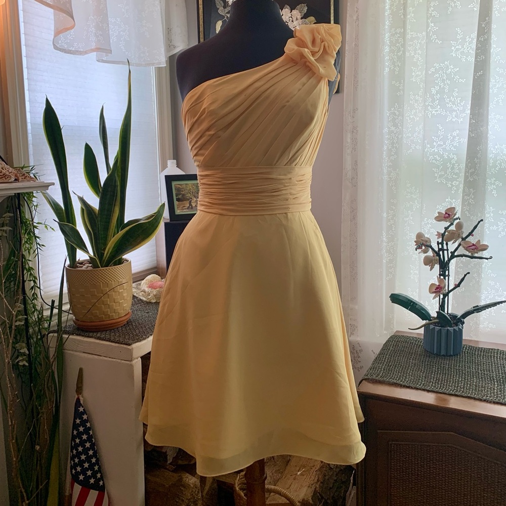 Allure Bridals NWT Elegant Butter Bridal One-Shoulder Dress